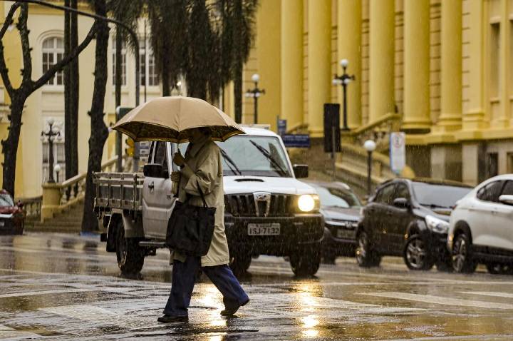 Frente fria provoca instabilidade e volumes altos de chuva em várias regiões do RS nesta sexta-feira