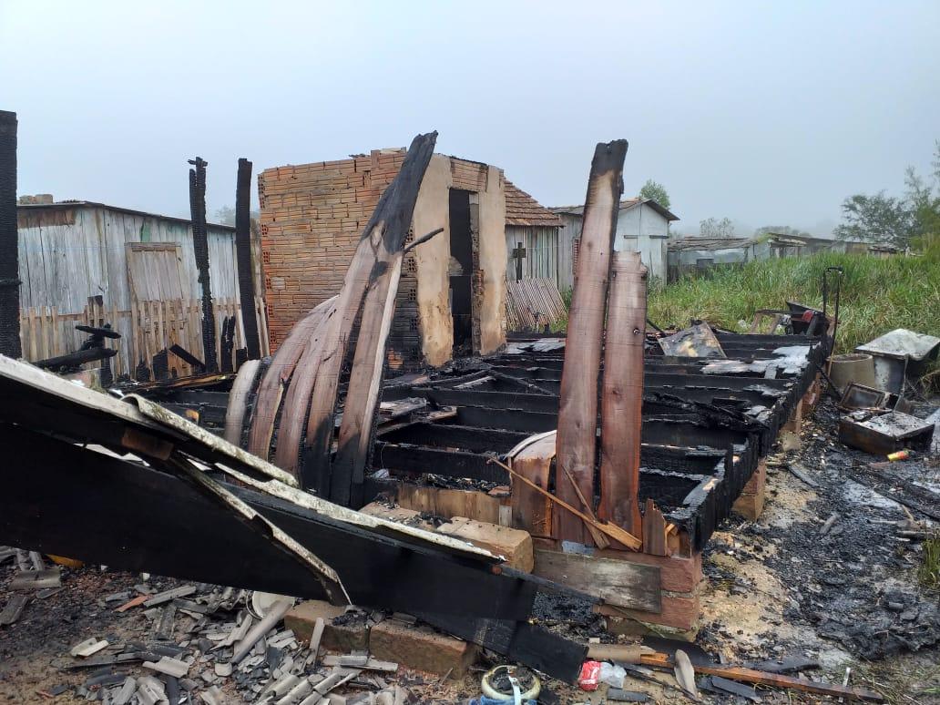 Casa pega fogo no bairro Vera Cruz e família pede ajuda após perder todos os bens