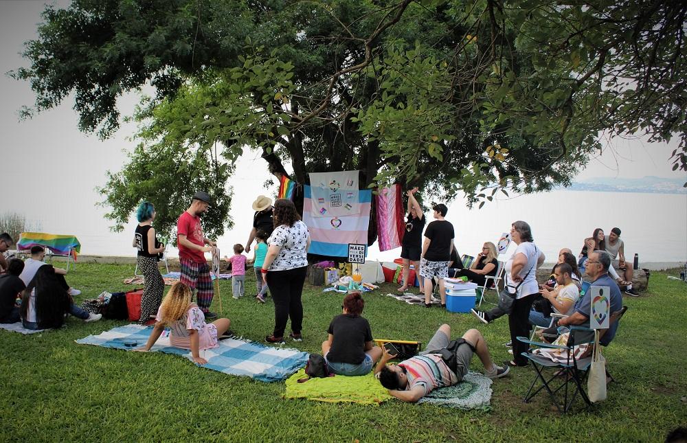 Em protesto, grupo de mães e pais de LGBT+ faz piquenique a favor de todos tipos de famílias