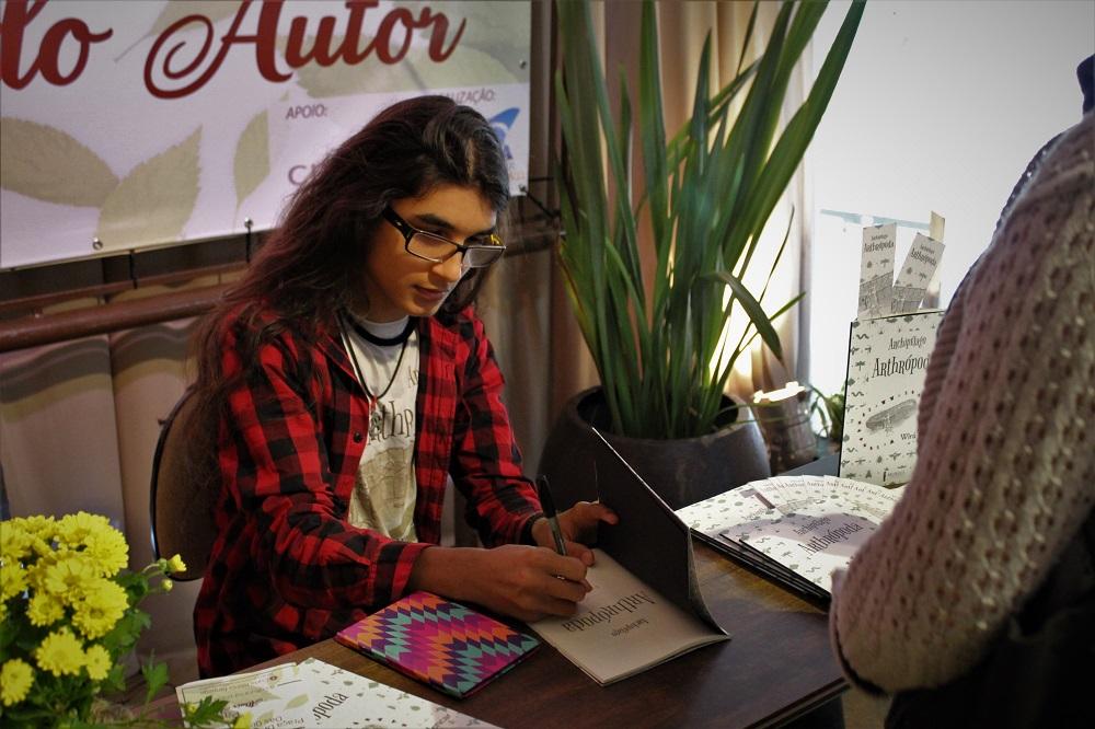 Jovem de 15 anos autografa seu primeiro livro na Feira do Livro de Guaíba