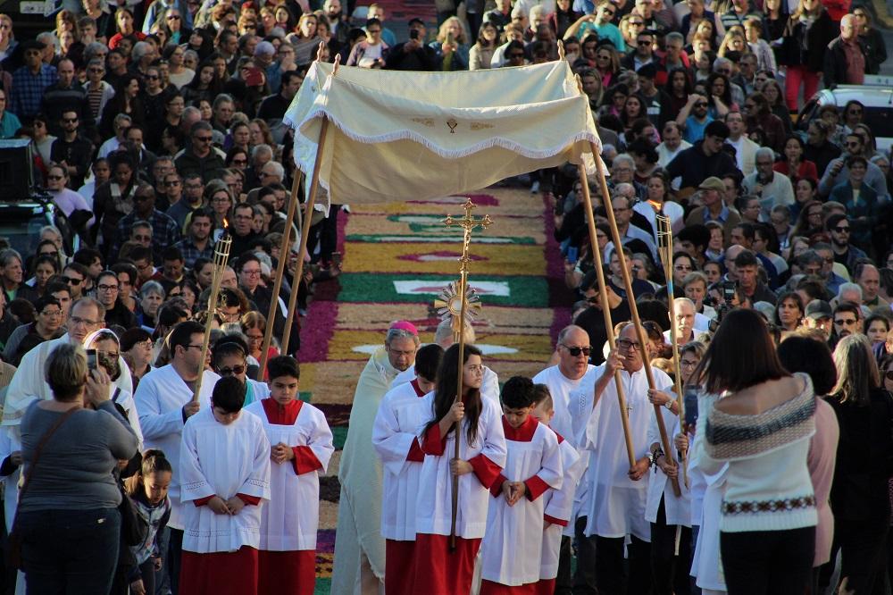 Milhares de fiéis participam da procissão de Corpus Christi, no centro de Guaíba