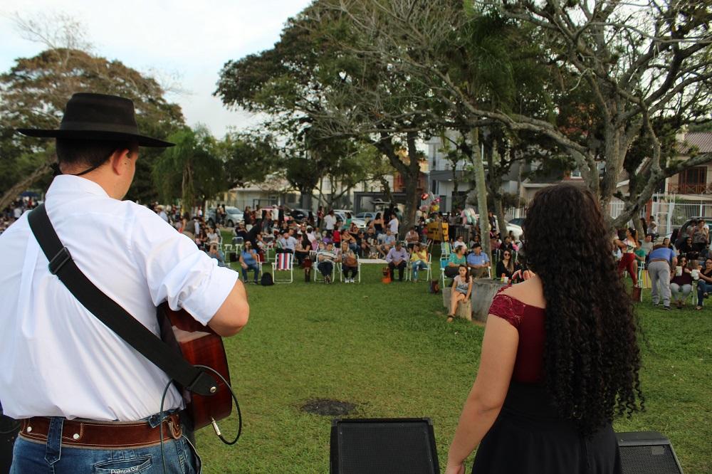 Músicos tradicionalistas fazem apresentações ao ar livre, na Beira