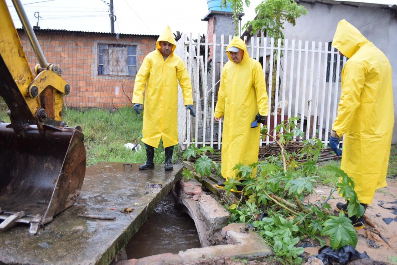 Prefeitura diz que descarte irregular de lixo é a principal causa dos problemas de alagamentos