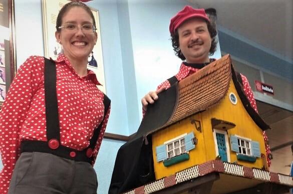 Casal de artistas leva o teatro lambe-lambe para escolas, praças e eventos de Guaíba