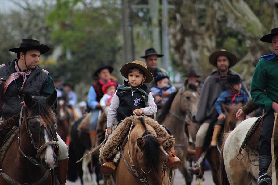 Desfile temático da Semana Farroupilha