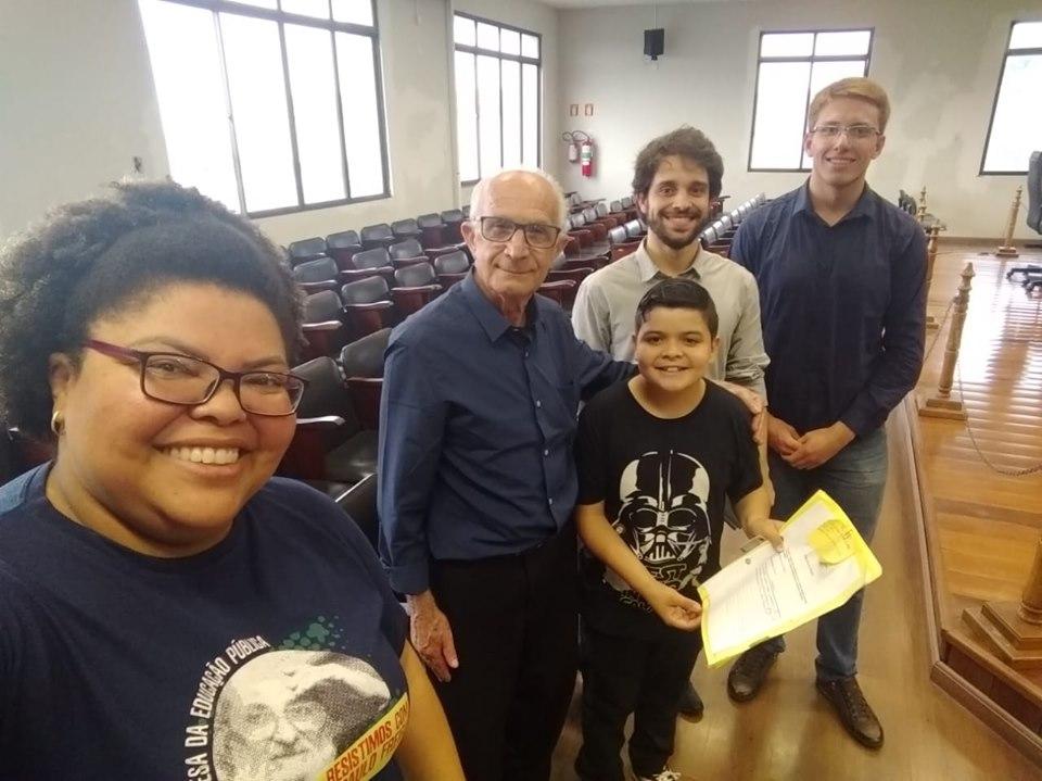 Menino de 12 anos procura Câmara para saber sobre projeto que proíbe uso de canudos plásticos