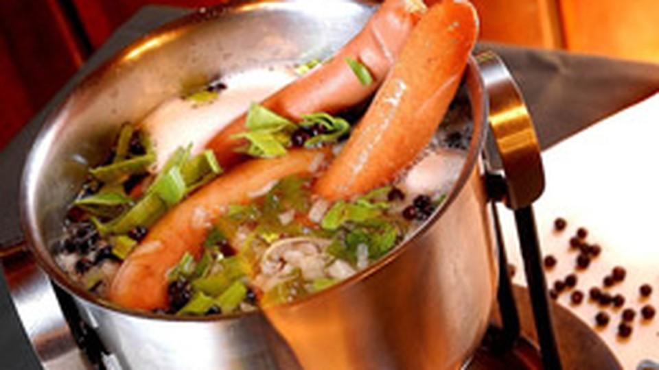 Em outubro, mês dos festejos alemães, não pode faltar salsicha bock na cerveja