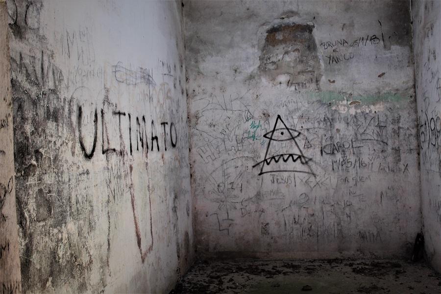 As pichações da Ilha do Presídio refletem histórias, mitologia e amor