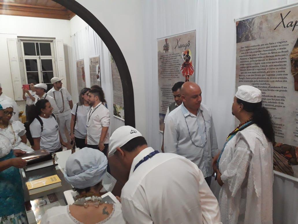 Comunidade de matrizes africanas debate sobre valorização religiosa e inaugura exposição