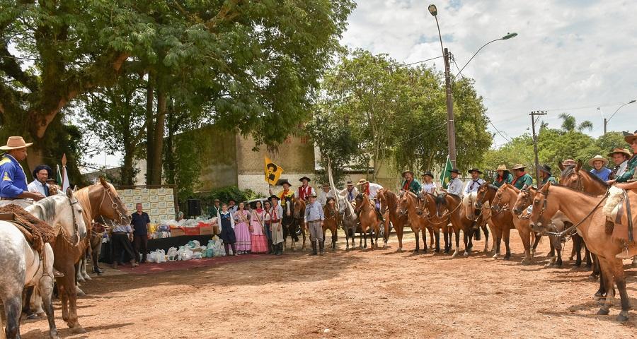 Centenas de cavalarianos arrecadam mais de 1,8 mil alimentos em bairros de Guaíba