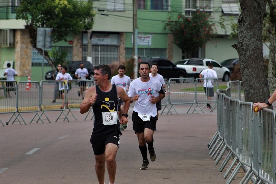 No Dia Mundial de Combate à AIDS, centenas de atletas participam da Corrida Positiva