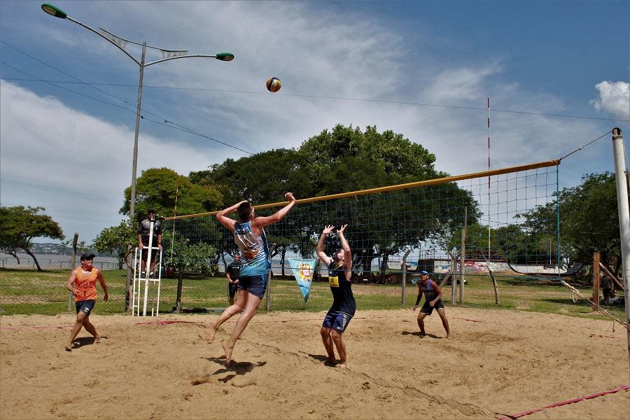 Atletas de Guaíba disputam vôlei de praia em etapa do Circuito Verão Sesc de Esportes