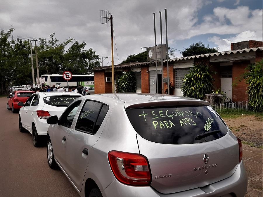 Motoristas de aplicativo manifestam em frente à delegacia por informações de colega desaparecido