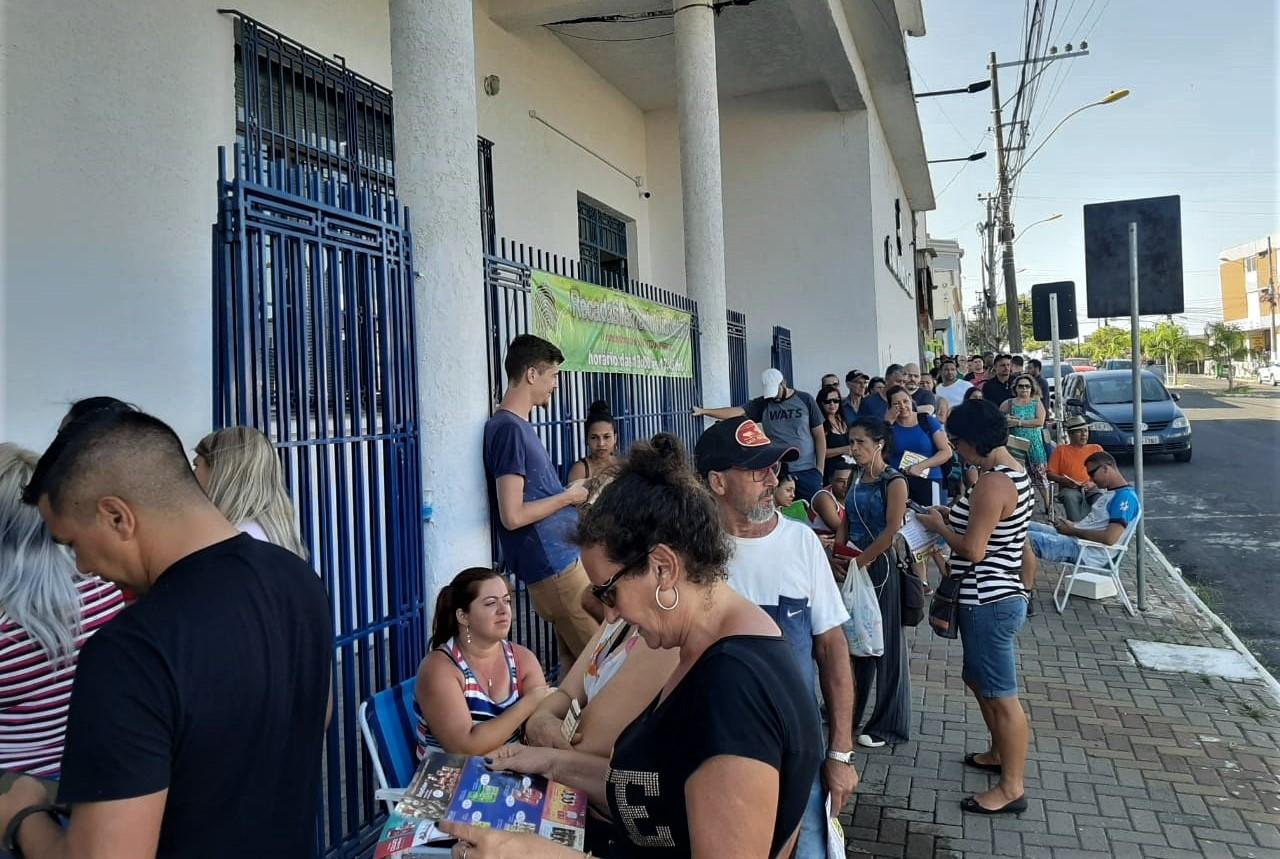 Cerca de 700 eleitores enfrentam filas no último dia para recadastramento biométrico