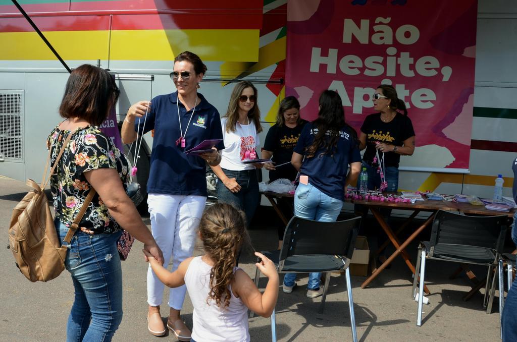 Ônibus do Ministério Público divulga a campanha “Não hesite, apite!”, sobre violência contra mulher