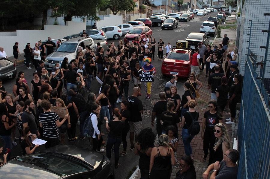 Professores protestam por aumento salarial e contra alteração do plano de carreira
