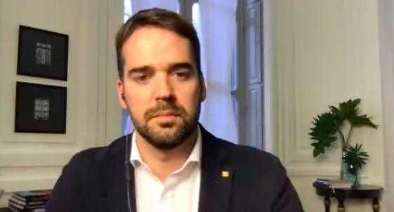 Eduardo Leite divulga que não haverá aula presencial da rede pública no RS em junho; ensino remoto começa dia 1º