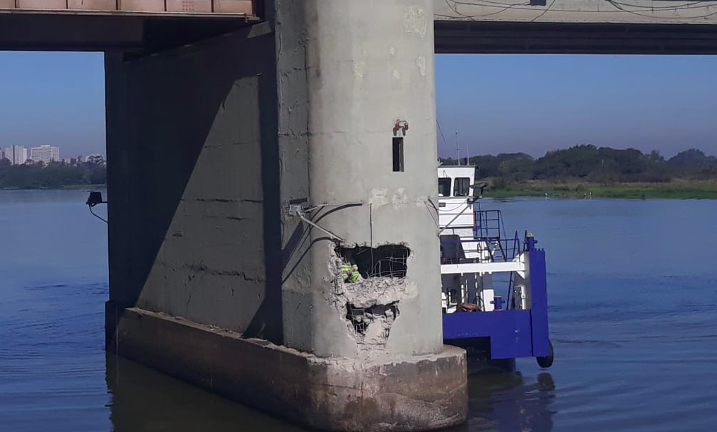 Navio bate na Ponte do Guaíba e içamento do vão móvel é suspenso por 10 dias