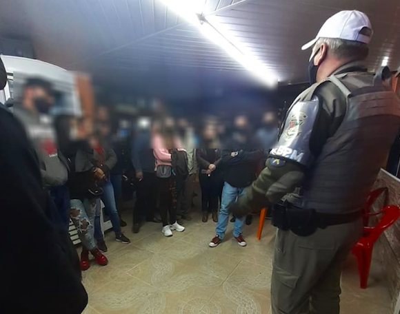 Fiscalização aplica multa em bar com 30 pessoas no bairro Colina, em Guaíba