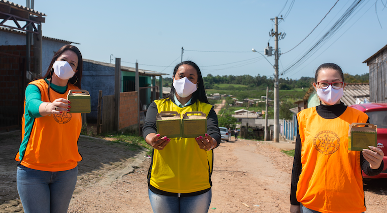 CMPC doa 10 mil máscaras de tecido feitas por costureiras de Guaíba por meio da iniciativa Costurando Proteção