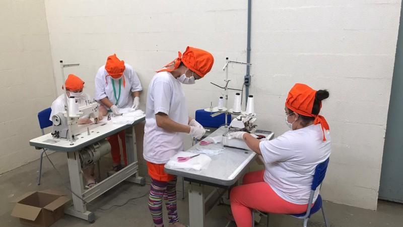 Mão de obra prisional já produziu 300 mil máscaras faciais desde o início da pandemia