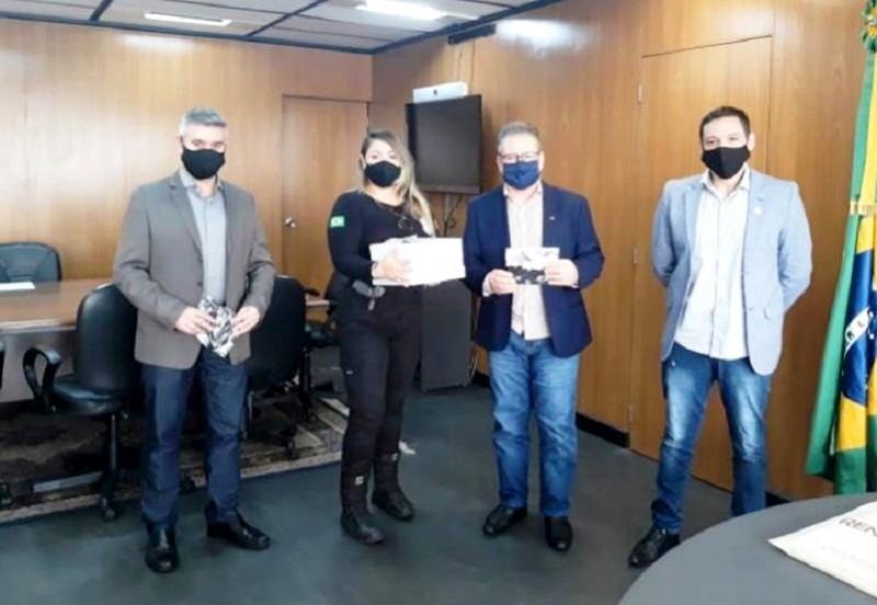 Máscaras confeccionadas por apenadas de Guaíba são doadas pela Seapen no gabinete do vice-governador