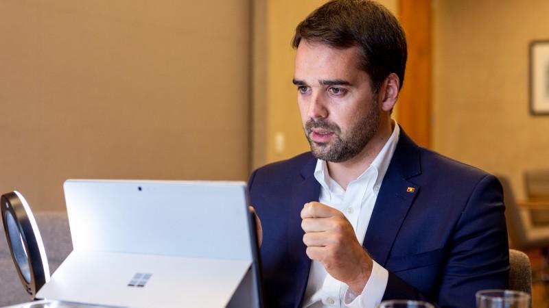 Governo do RS passa a permitir aulas presenciais em regiões com bandeira vermelha