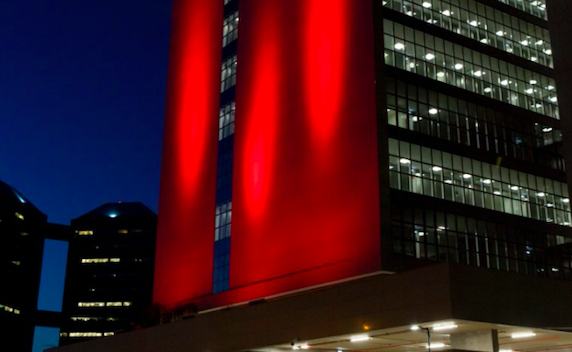 Luzes vermelhas em prédios de Porto Alegre homenageiam doadores de sangue