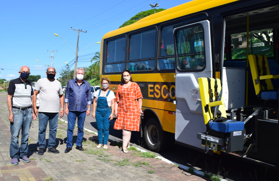 GuaÃ­ba recebe novo Ã´nibus com acessibilidade para transporte escolar na Ã¡rea rural