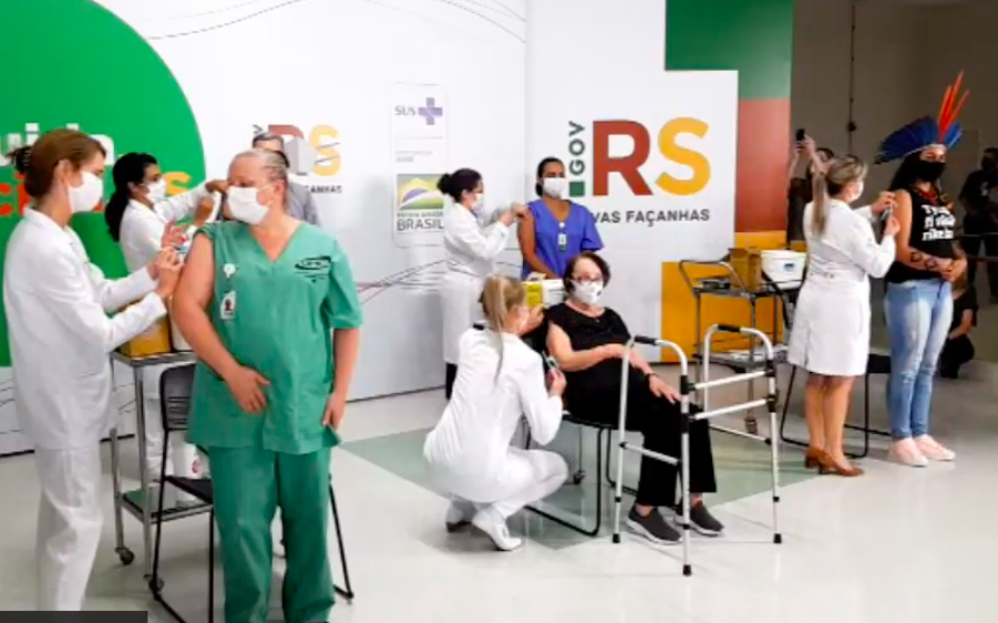 Em evento no Clínicas, RS inicia vacinação com CoronaVac e aplica dose em cinco pessoas simultaneamente