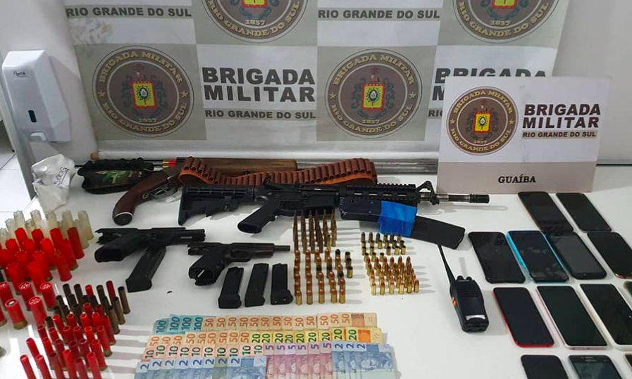 Força tática da Brigada Militar prende 10 homens durante patrulhamento no bairro Parque Noli, em Guaíba