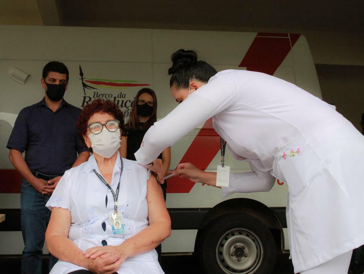 Guaíba e demais cidades da região aplicam primeiras doses da vacina nesta quarta; veja fases da imunização
