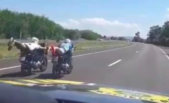 PRF intercepta homens que conduziam suas motos deitados em Guaíba