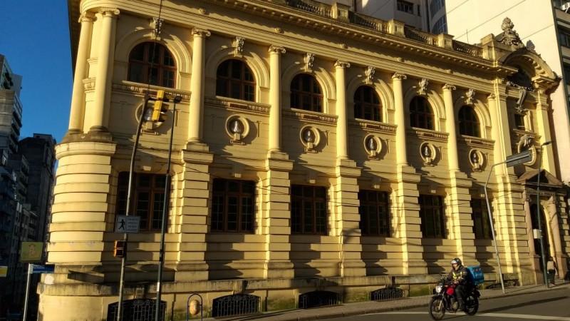 Projeto Biblioteca Pública Recuperando a Memória arrecada recursos para restauro de acervo histórico