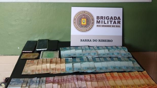 Brigada Militar prende quatro pessoas por falsificação de moedas em Barra do Ribeiro