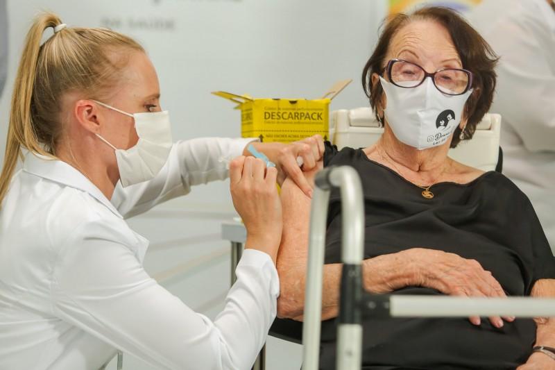 Quase 400 mil doses de vacinas contra a Covid-19 foram aplicadas em um mês no RS