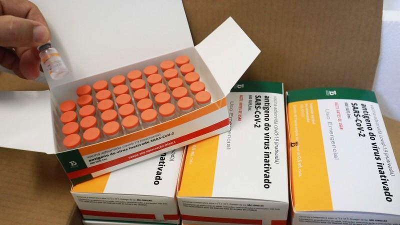 Secretaria da Saúde do RS distribui 224,2 mil doses da vacina CoronaVac às coordenadorias regionais nesta segunda