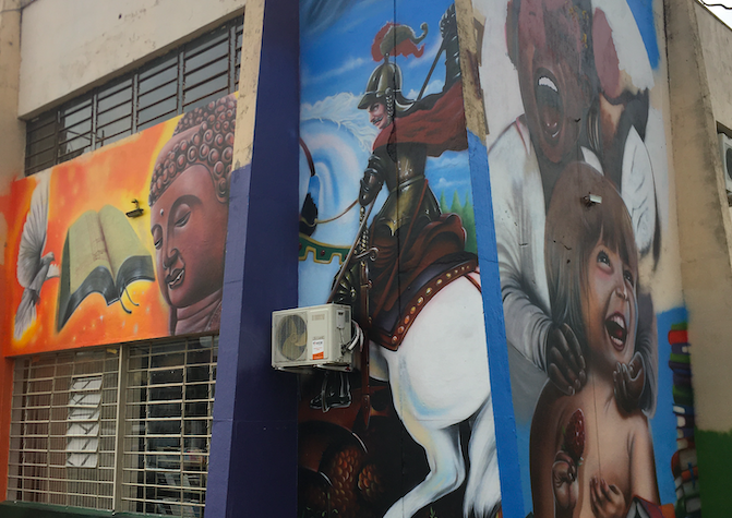 Biblioteca municipal de Guaíba recebe pintura em aerografia sobre o estado laico, através de projeto da lei Aldir Blanc