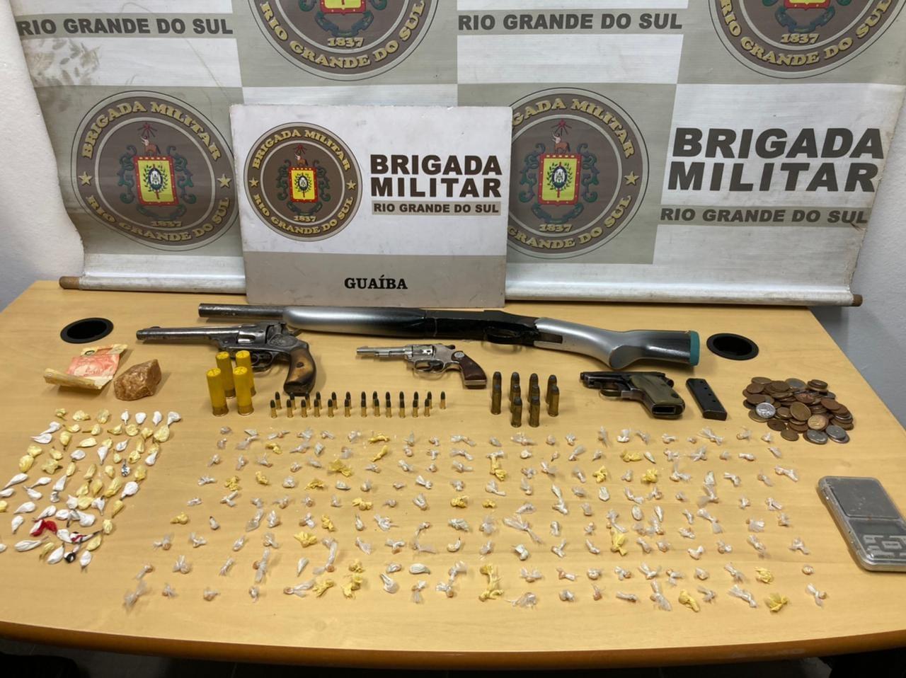 Brigada Militar de Guaíba prende dois homens com de armas de fogo e drogas no bairro Vera Cruz