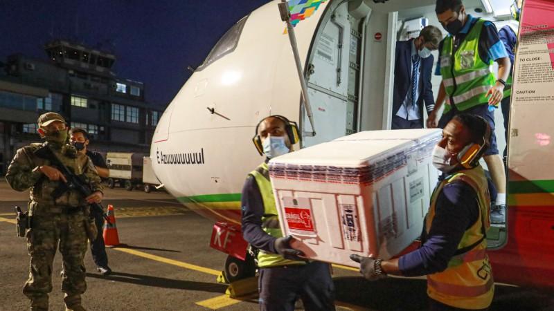 Nova remessa de vacinas contra a Covid-19 chegou ao aeroporto da capital neste sábado, dia 20