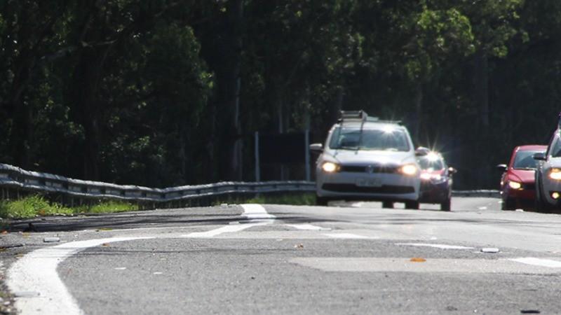 Farol passa a ser exigido durante o dia somente em rodovias de pista simples; veja as regras