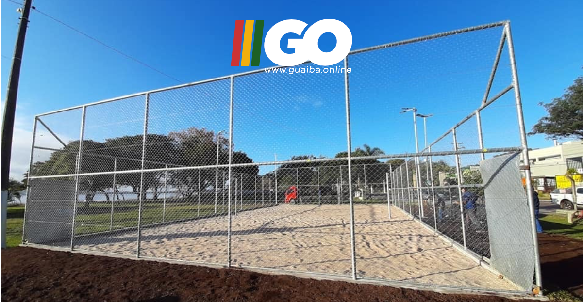 Reforma da quadra de areia no centro de Guaíba é entregue; local leva o nome de Edmar Jardim Leão