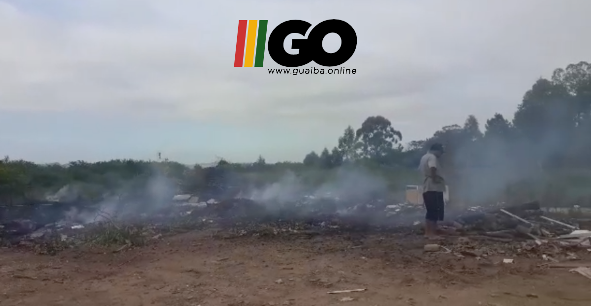 Terreno com lixo amanhece com pontos de incÃªndio no bairro Pedras Brancas em GuaÃ­ba; moradores cobram prefeitura