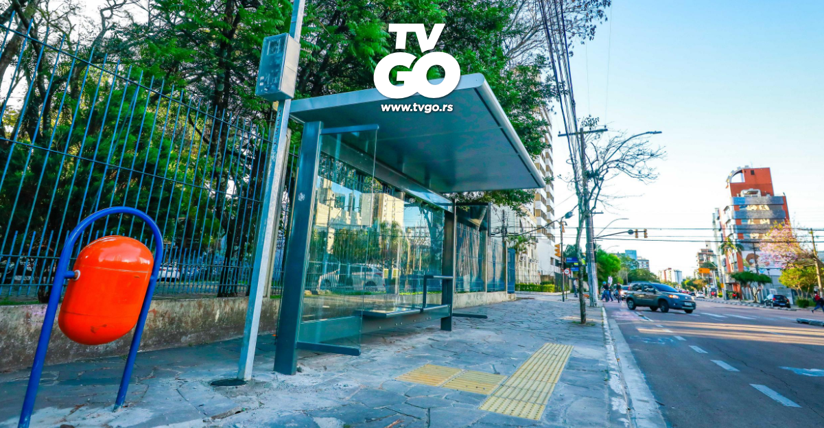 Porto Alegre já tem 75 novos abrigos de ônibus com tomadas USB e  informação das linhas