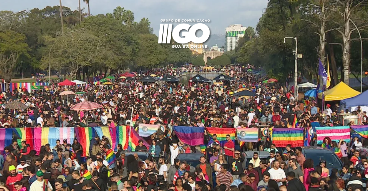 Parada da Luta LGBT+ 2023 reúne milhares de pessoas em Porto Alegre