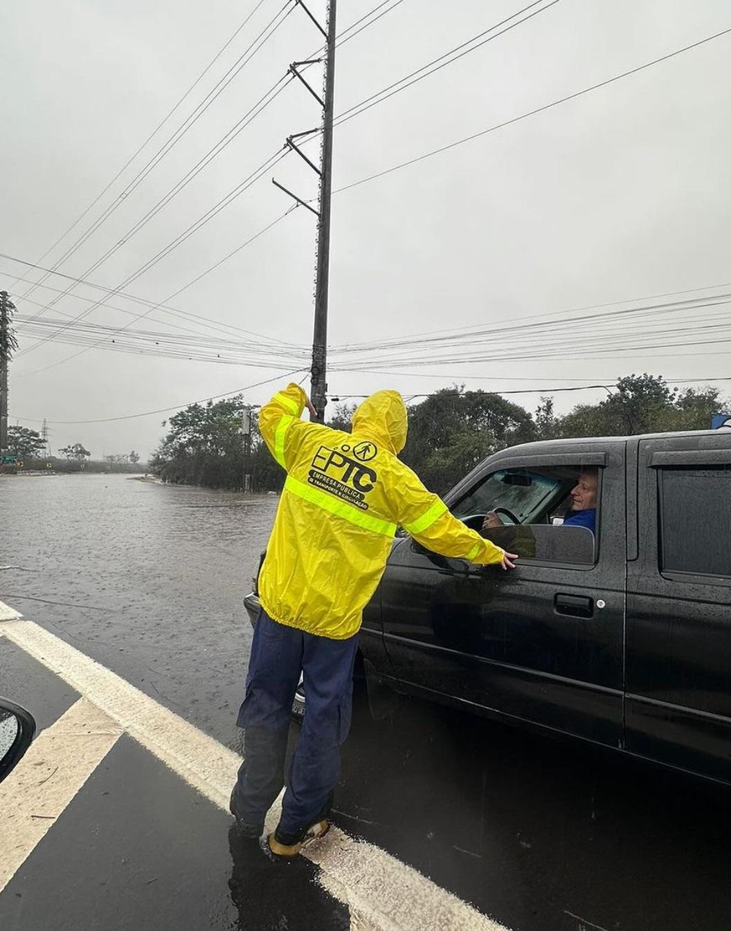 Acesso pela BR-116 a Porto Alegre é reaberto pelas autoridades