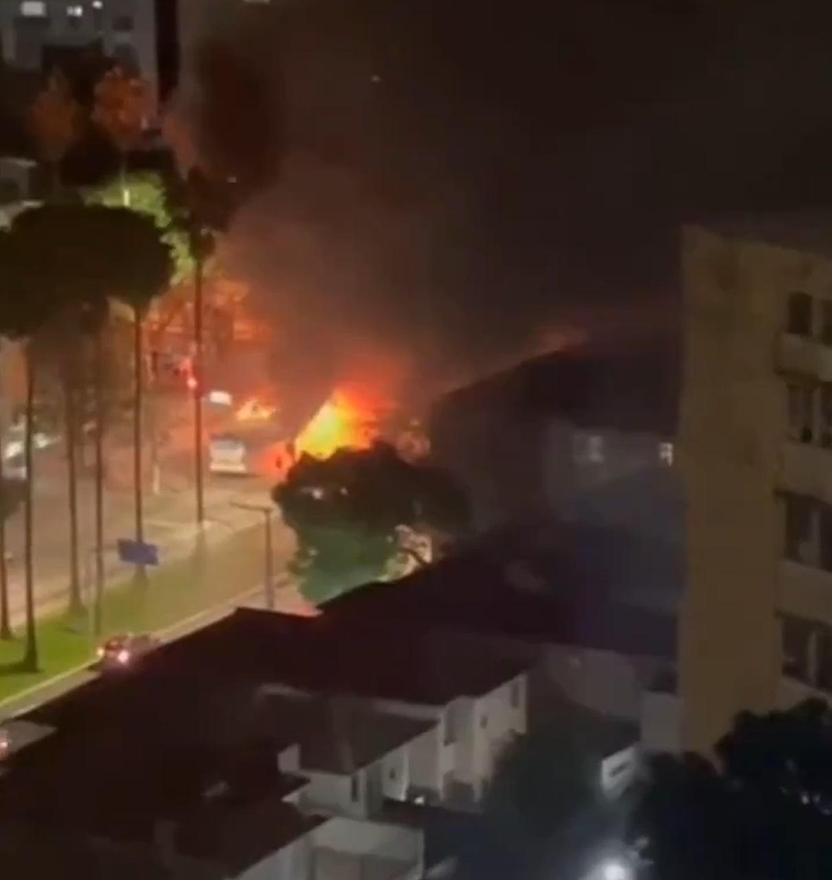 Durante protesto, dois ônibus são incendiados em avenida de Porto Alegre