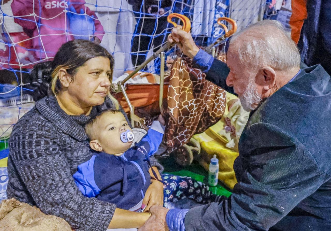 Governo federal anuncia Pix de R$ 5,1 mil para famílias afetadas por inundações no RS