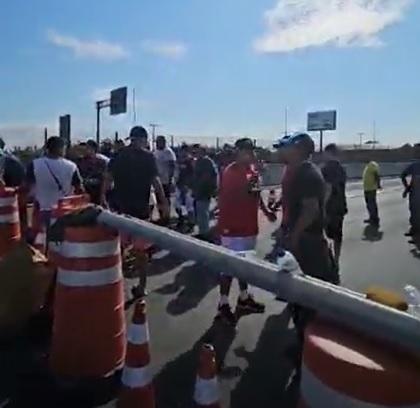 Moradores do Humaitá interditam parcialmente a Freeway próximo à Arena do Grêmio