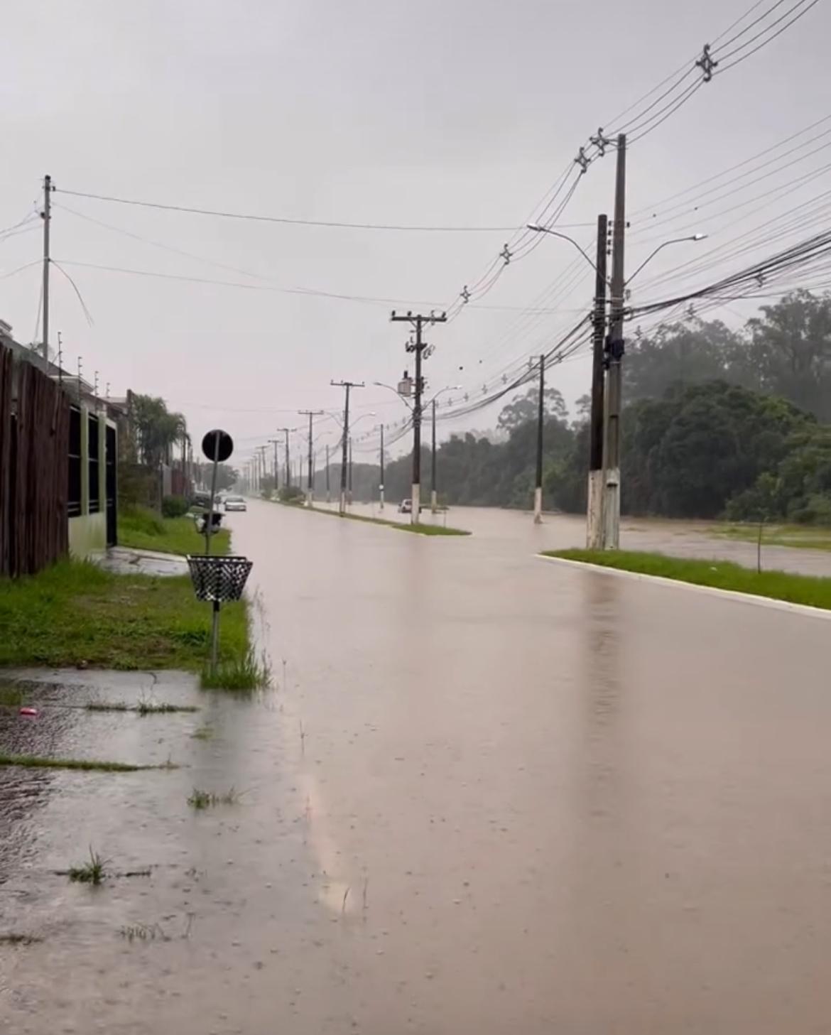 Ruas de Guaíba em diversos bairros apresentam novos alagamentos devido às chuvas